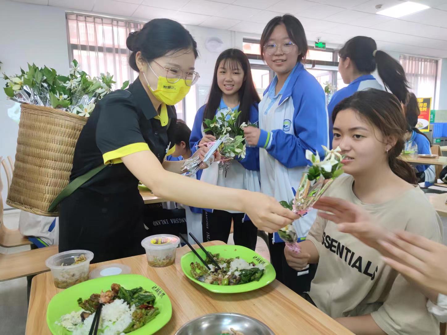 炊烟研发“栀子花状元虾”，为高考生加餐